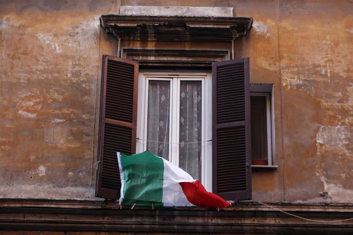 Una bandera de Italia en una ventana.