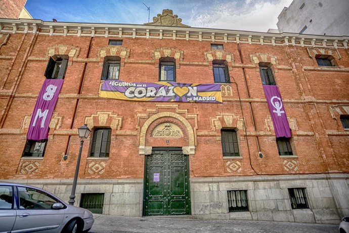 Edificio ubicado en la calle Alberto Bosch okupado por el colectivo La Ingobernable quienes han colgado varias pancartas donde se puede leer "8-M" y "Seguimos en el corazón de Madrid", en Madrid (España), a 9 de marzo de 2020.