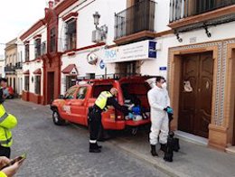 Tareas de desinfección de la Unidad Militar de Emergencias en una residencia de El Visor del Alcor (Sevilla).