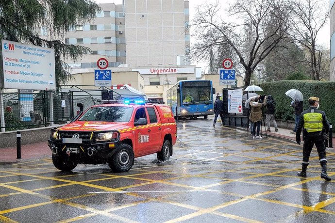 Un vehículo de la UME escolta los autobuses de transporte público utilizados para trasladar pacientes contagiados con coronavirus que se han desplazado esta mañana de Urgencias del Hospital Gregorio Marañón al Hospital de Campaña de IFEMA, en Madrid (Es