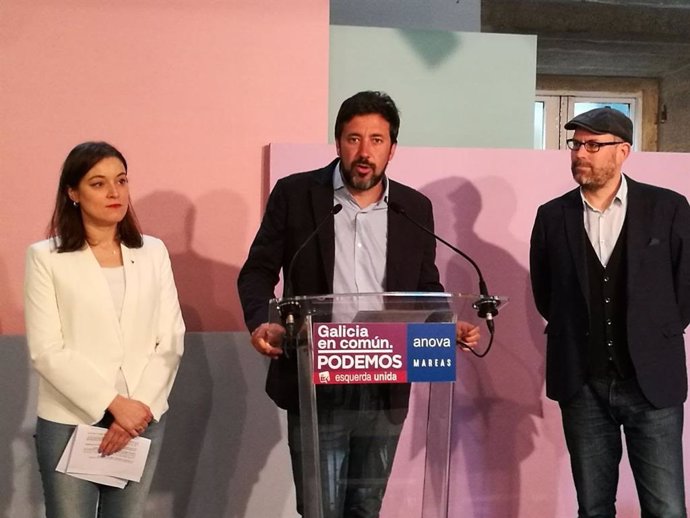 Eva Solla, Antón Gómez-Reino y Martiño Noriega, de la coalición Galicia En Común-Anova Mareas, en una rueda de prensa