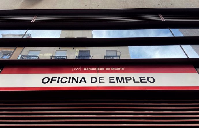 Cartel en la entrada de una Oficina de Empleo de Madrid (España), a 10 de febrero de 2020.