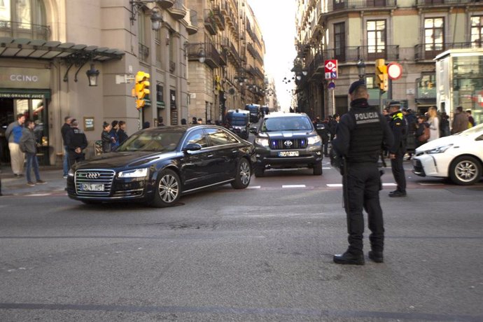 El coche oficial del presidente del Gobierno, Pedro Sánchez, escoltado por otros dos coches y un cordón de seguridad,  Barcelona /Catalunya (España), a 6 de febrero de 2020.