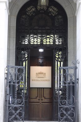 Puerta del edificio de La Bolsa de Madrid