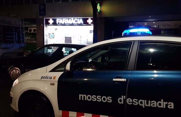 Control de mossos al voltant d'establiments