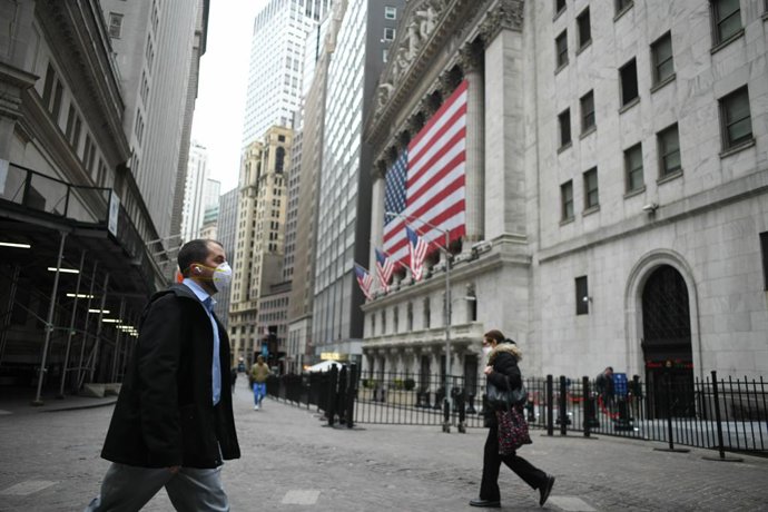 Un home amb mscara a Wall Street.