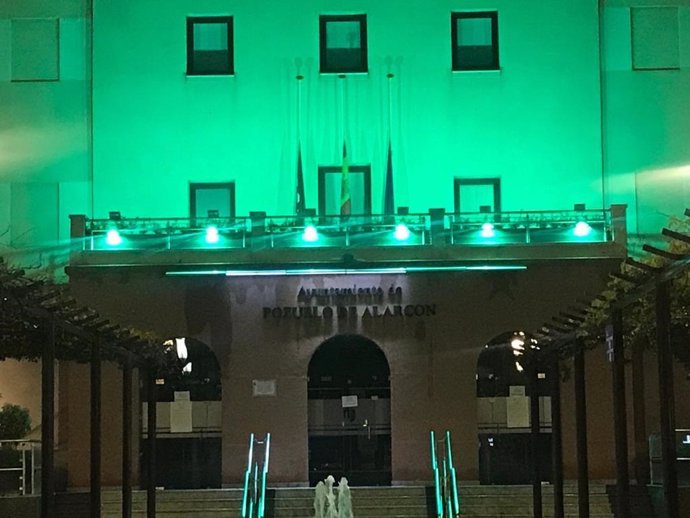 Fachada del Ayuntamiento de Pozuelo iluminada de verde en apoyo a los sanitarios.