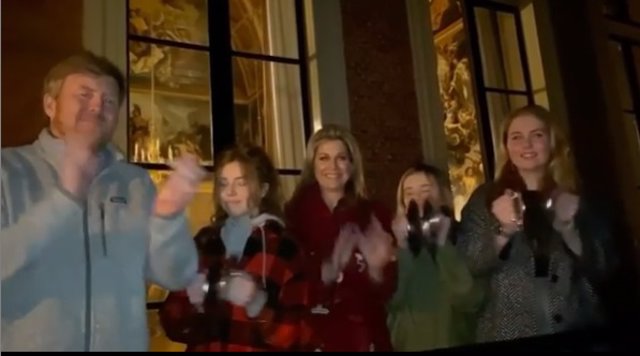La Familia Real holandesa: Guillermo, Máxima, Amalia, Alexia, Ariane aplaude con cacerolas  a los que velan por el cuidado y lucha contra el coronavirus