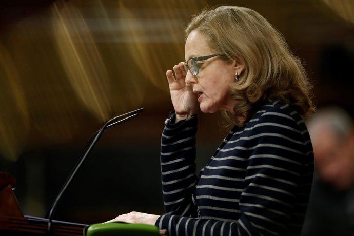 La vicepresidenta de Asuntos Económicos, Nadia Calviño, durante el último pleno celebrado en el Congreso de los Diputados en Madrid.