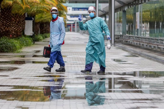 Dos técnicos sanitarios en el exterior del hospital Temporal de la Comunidad de Madrid en Ifema