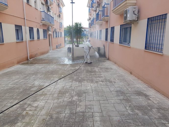 Un operario realiza labores de desinfección en Baena (Córdoba).