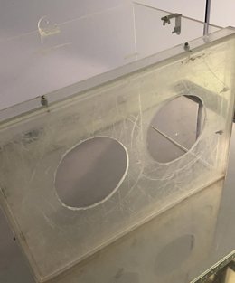 Urnas de metacriato utilizadas en el Hospital de Galdakao para aislar la cabeza a los pacientes intubados