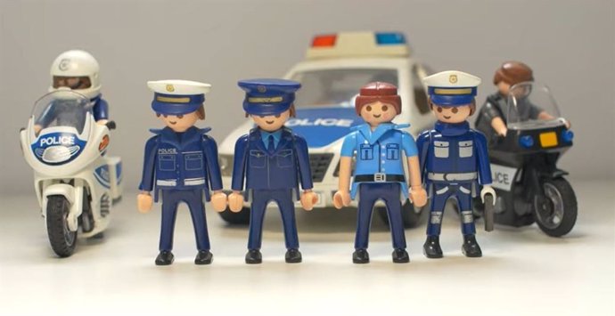 La Policía Local de Málaga utiliza figuras de Playmobil para concienciar a la gente de que se quede en casa