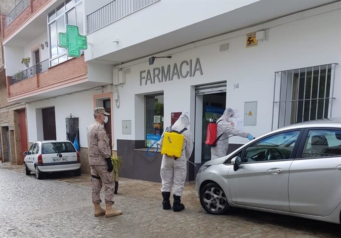 Infantes de Marina en labores de desinfección en un municipio de Cádiz