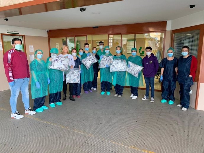 La hermandad del Calvario de Mérida entrega mascarillas en el hospital