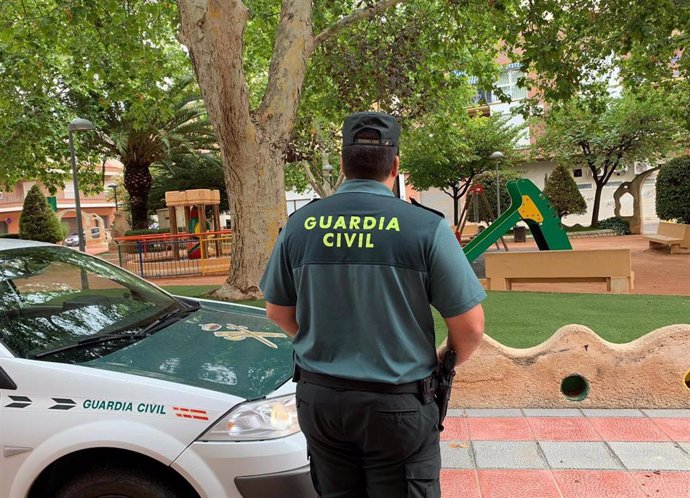 Agente Guardia Civil vigilando una zona infantil