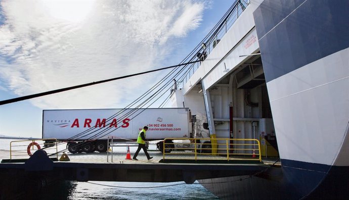 Un camión de Armas Trasmediterranea entrando en un buque.
