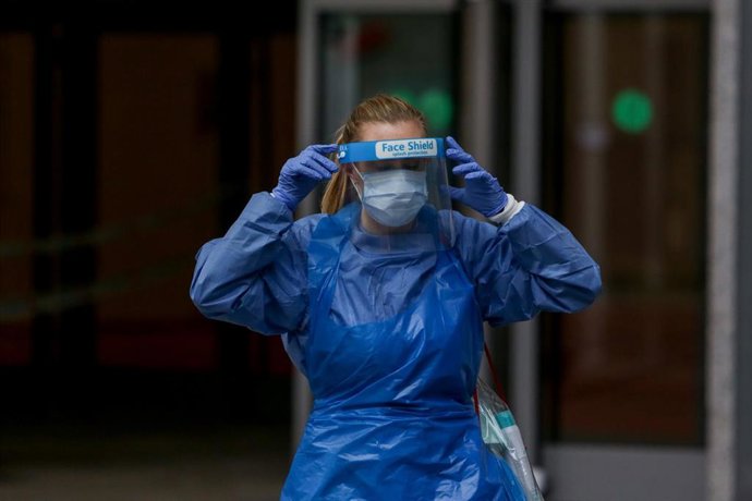 Una técnico sanitario en el exterior del hospital Temporal de la Comunidad de Madrid en IFEMA para pacientes con Covid-19, en Madrid el 31 de marzo de 2020.