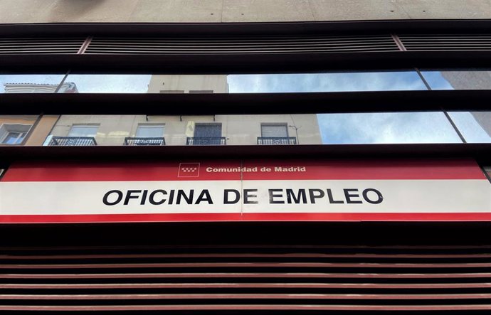 Cartel en la entrada de una Oficina de Empleo de Madrid (España)