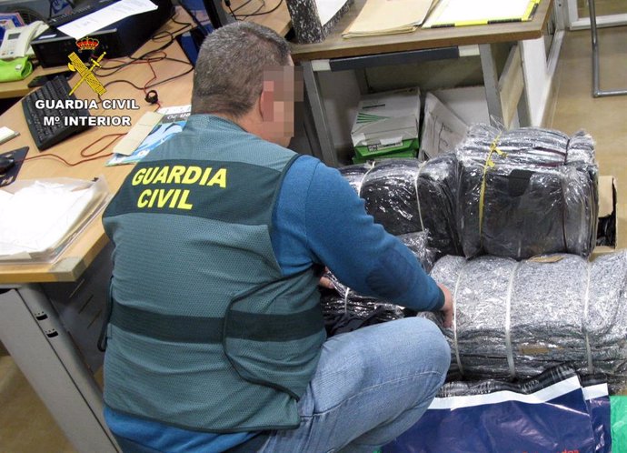 Guardia Civil investiga a un joven por una treintena de estafas en la venta de productos online desde San Javier