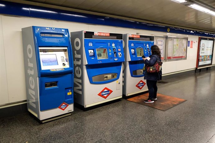 Una usuaria compra un billete de metro en una de las estaciones de la capital 