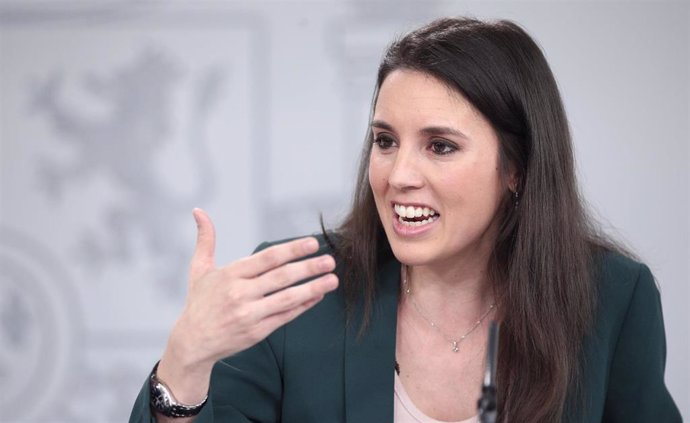 La ministra de Igualdad, Irene Montero, interviene en la rueda de prensa ante los medios organizada tras el Consejo de Ministros donde se ha aprobado la ley de libertad sexual y reformar educativa, en Madrid (España), a 3 de marzo de 2020.