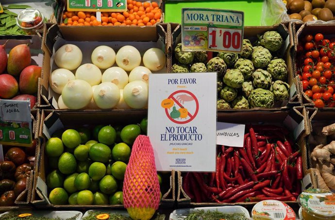 Un cartel recomienda no tocar las frutas en un puesto del mercado de Triana (Sevilla) en el tercer día de alarma. Sevilla a 17 de marzo del 2020
