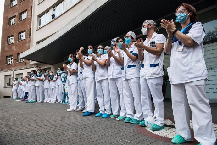 Sanitarios agradecen el homenaje que cada día se celebra en su honor en todos los Centros de Salud y Hospitales de España a las 20:00 horas. Imágenes en la puerta principal de la Fundación Jiménez Díaz.