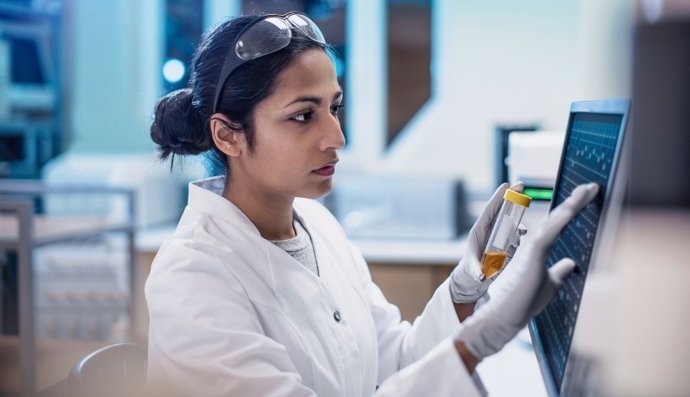 Investigadora en un laboratorio