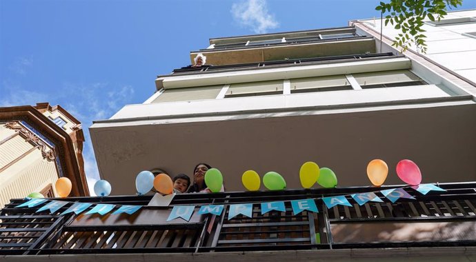 Balcón decorado para un cumpleaños debido al confinamiento. 