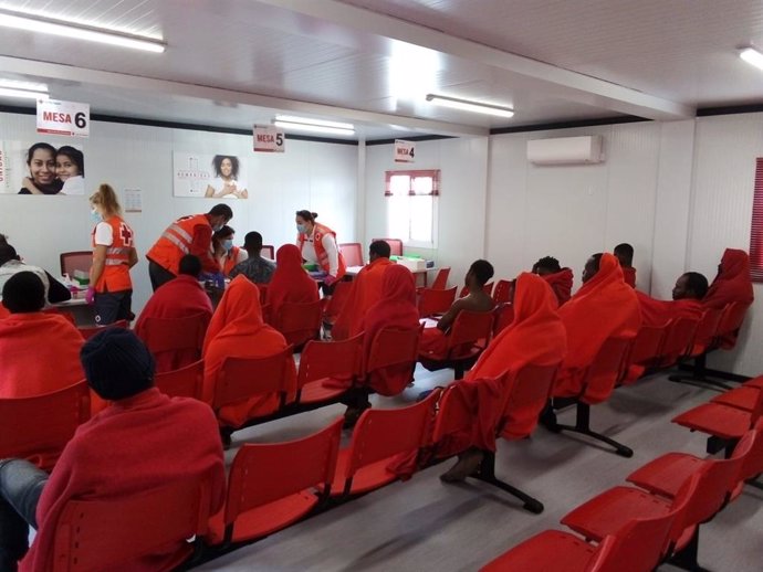 Cruz Roja atienden en Almería personas llegadas en patera