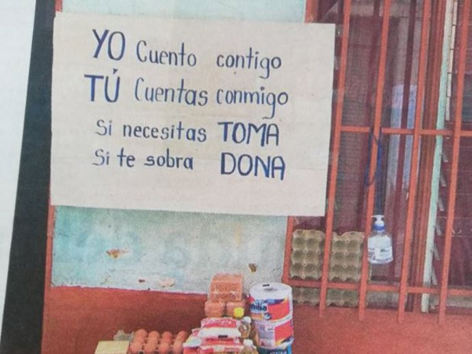 Un hombre en Colombia pone comida en la calle para ayudar a sus vecinos durante la cuarentena