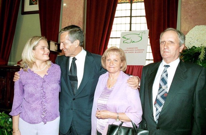 La familia de Miguel Ángel Blanco con Adolfo Suárez en una imagen de archivo