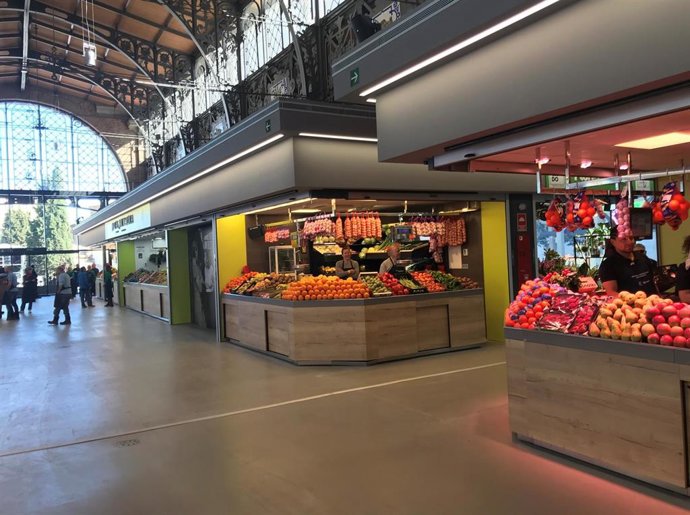 Puesto de frutas en el Mercado Central de Zaragoza