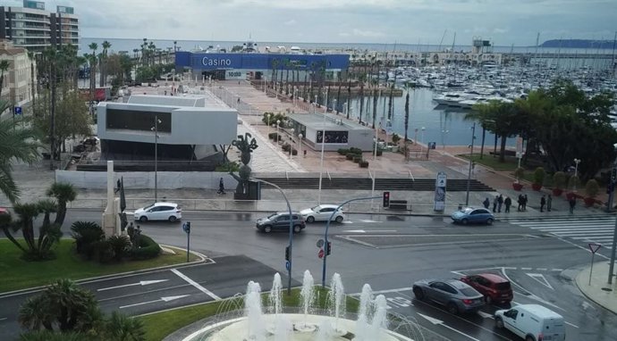 Plaza del Puerto frente a la plaza del Mar.