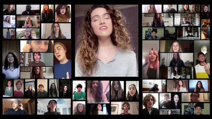 Un coro italiano de estudiantes de Roma se reúne desde sus casas para cantar Helpless Hoping a capella