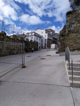 Obra paralizada en Castrón Douro, en Santiago, por el estado de alarma