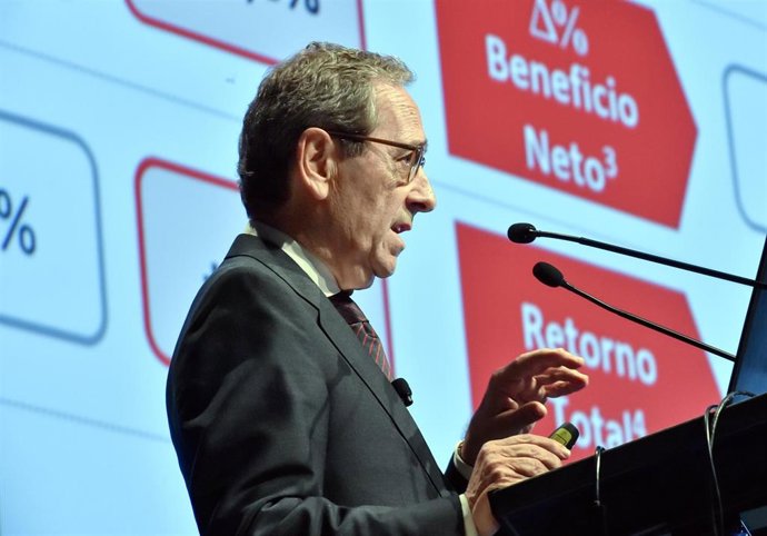 El presidente de Kutxabank, Gregorio VIllalabeitia, en la presentación del balance en Vitoria.