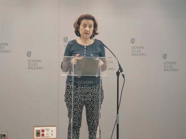 La consellera de Asuntos Sociales y Deportes, Fina Santiago, durante una rueda de prensa.