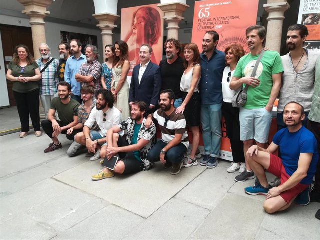 El director del Festival de Mérida, Jesús Cimarro,  junto al elenco de la obra Tito Andrónico en la edición de 2019
