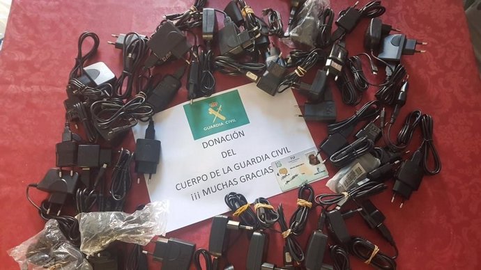 Guardia Civil de Horche dona 50 cargadores de teléfono móvil para pacientes del hospital de Guadalajara