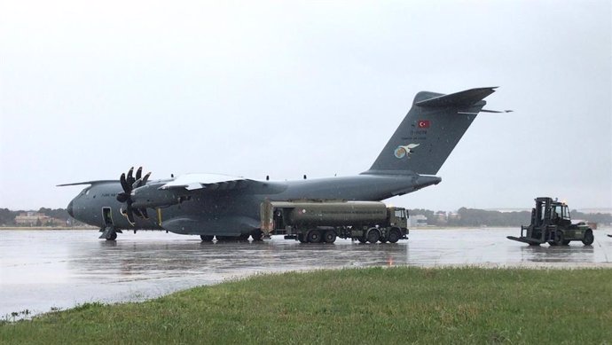 Un avión del Ejército turco aterriza en la base aérea de Torrejón de Ardoz (Madrid) con suministros para hacer frente a la epidemia del coronavirus tras una petición de España en el seno de la OTAN.