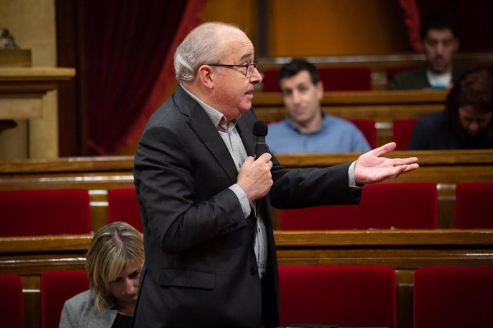 El conseller d'Educació de la Generalitat, Josep Bargalló, intervé des del seu escó, durant una sessió plenria en el Parlament de Catalunya, a Barcelona (Catalunya, Espanya), a 12 de febrer de 2020.