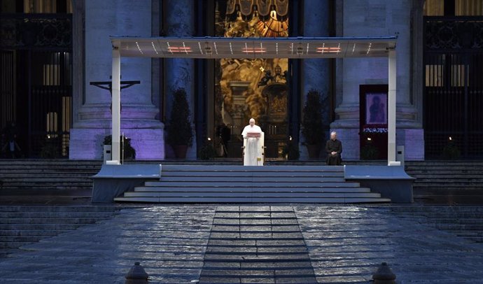 El Papa el pasado viernes durante la bendición extraordinaria 'Urbi et Orbi'
