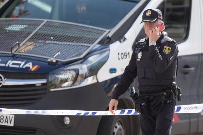 Un policía nacional se desplaza por la inmediaciones del Palacio de Hielo de Madrid
