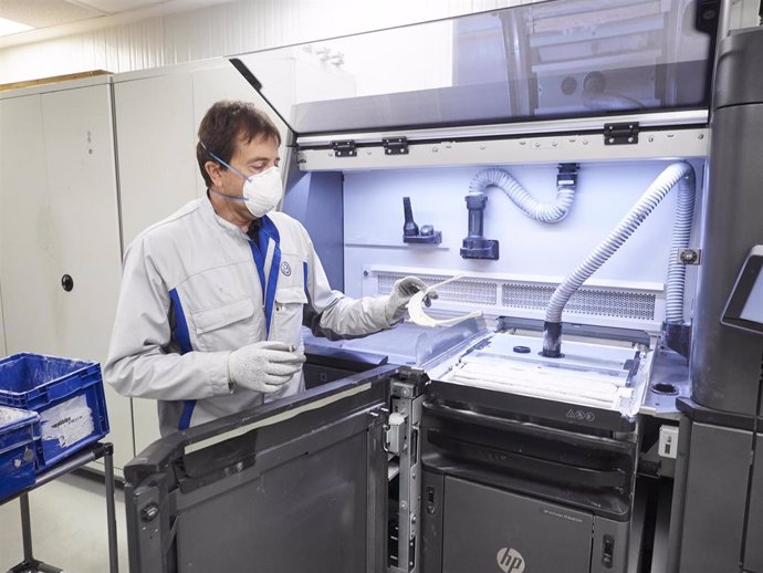 Volkswagen Navarra produce pantallas protectoras con su impresora 3D.