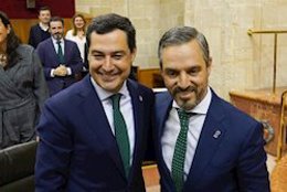 El presidente de la Junta, Juanma Moreno, y el consejero de Hacienda, Juan Bravo, en una imagen de la aprobación en el Pleno del Parlamento del Presupuesto de 2020. 