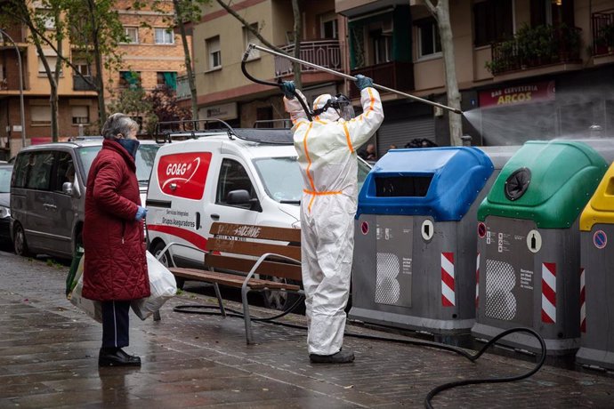Equipos de limpieza y desinfección de contenedores de basura en Barcelona