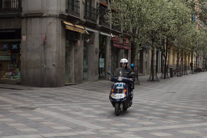 Un agente de la Policía Nacional patrulla en moto durante el estado de alarma provocado por el coronavirus, en Madrid (España), a 16 de marzo de 2020.