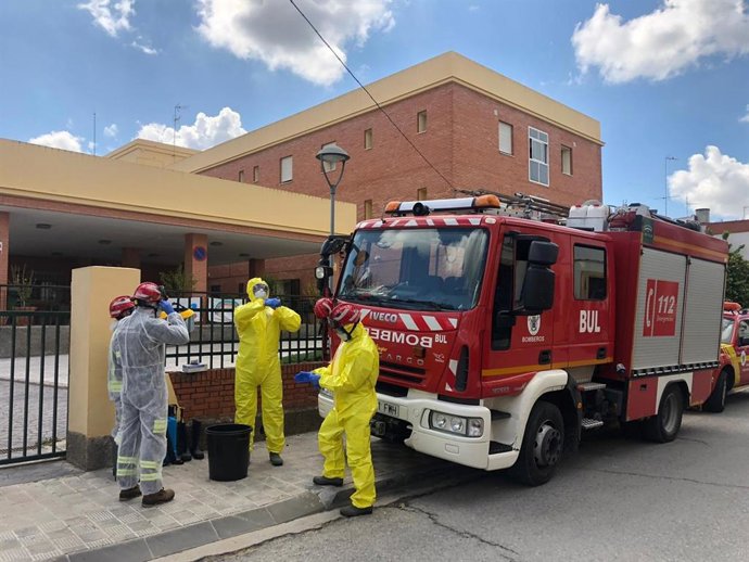 Imagen de archivo de las labores de desinfección de la Diputación de Sevilla